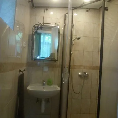 Toelgyfa Vendeghaz 3* באלאטונספזד